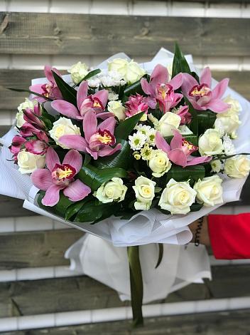 Букет цветов из: Розы и Хризантемы в Бородинской