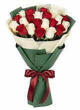 Букет Микс из красных и белых роз в Бородинской