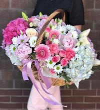 Цветочная композиция из Розы, Хризантемы, Пионы и Лизиантусы в корзине #REPLACE_PRED# Бородинской