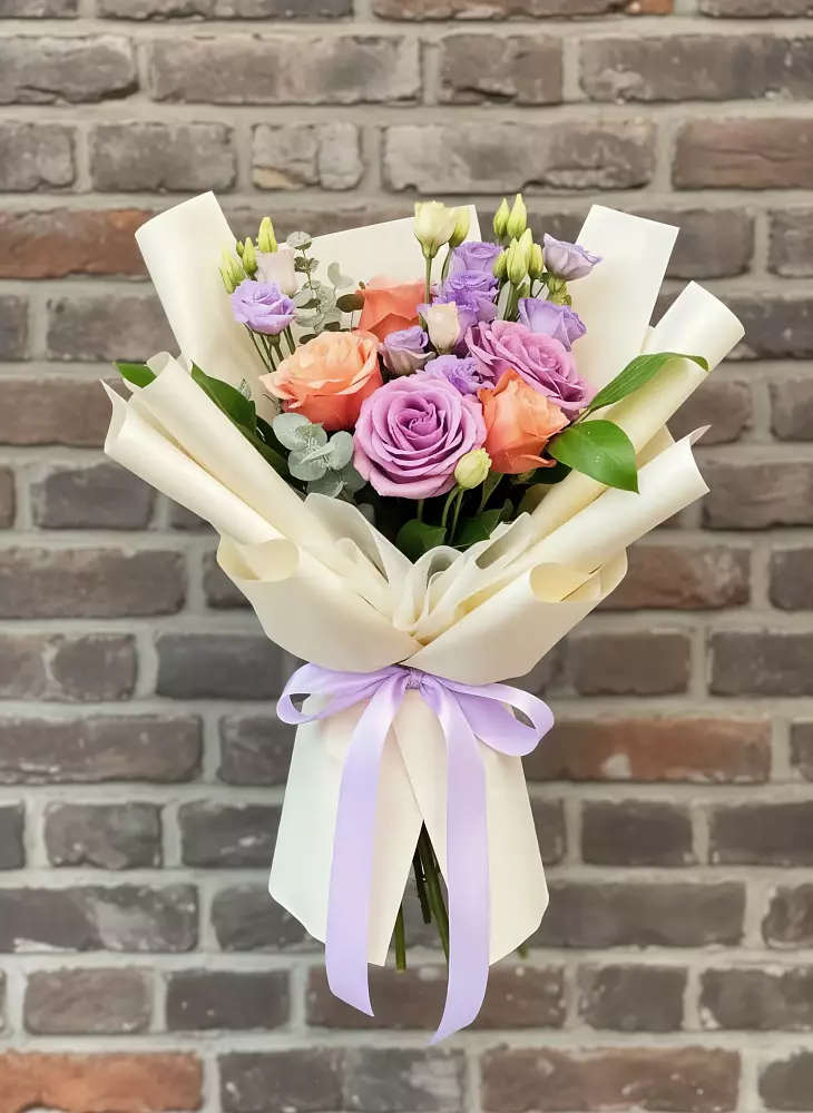 Букет цветов из: Лизиантусы и Розы в Бородинской