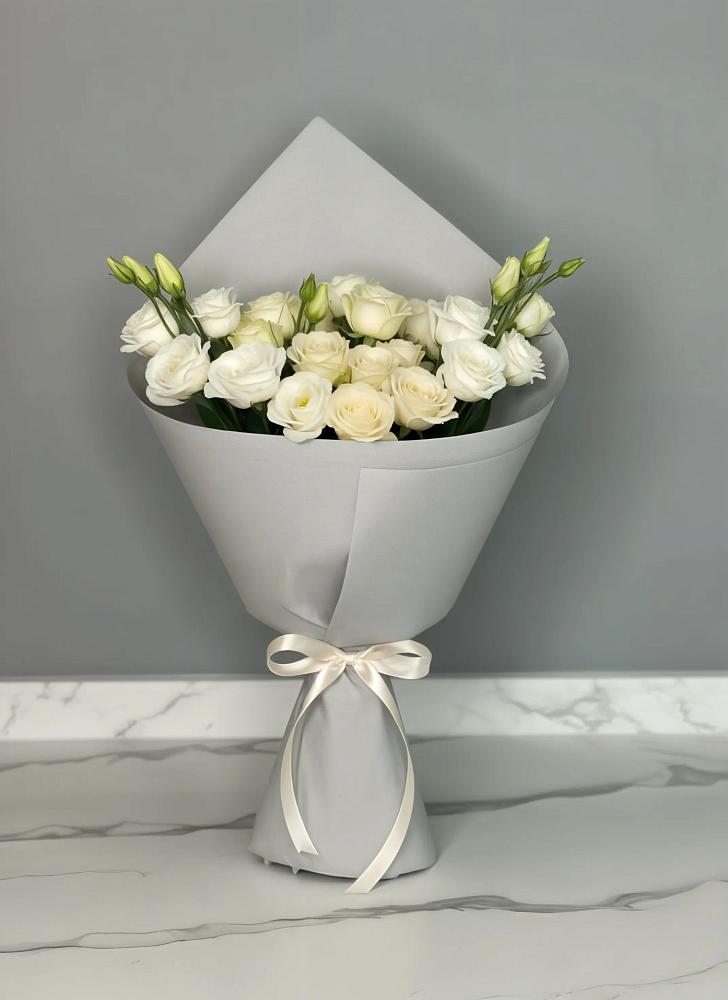 Букет цветов из: Розы и Лизиантусы в Бородинской