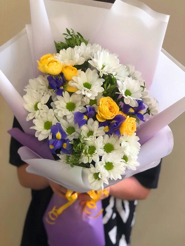 Букет цветов из: Ирисы, Хризантемы и Розы в Бородинской