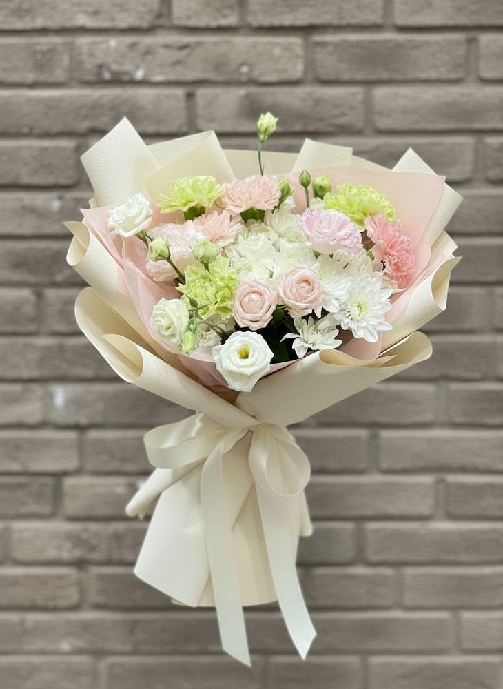 Букет цветов из: Гвоздики, Розы, Лизиантусы и Хризантемы в Бородинской