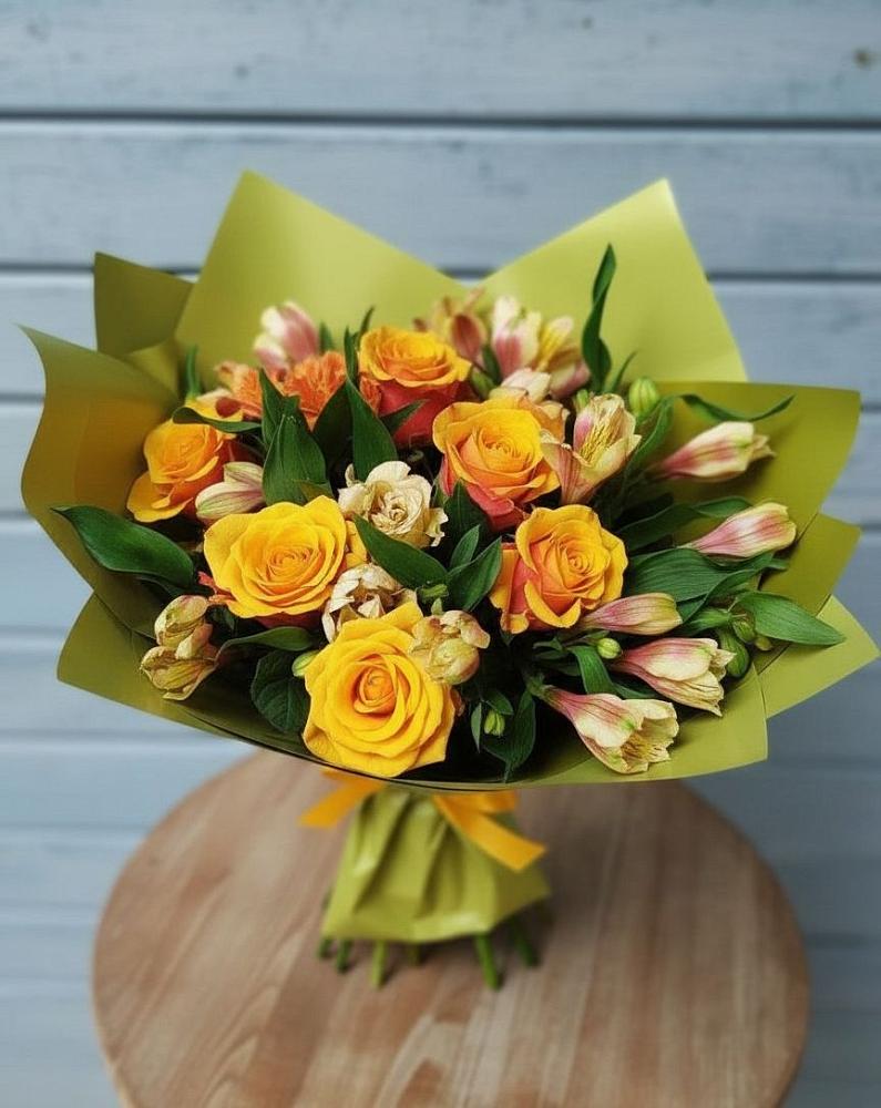 Букет цветов из: Альстромерии и Розы в Бородинской