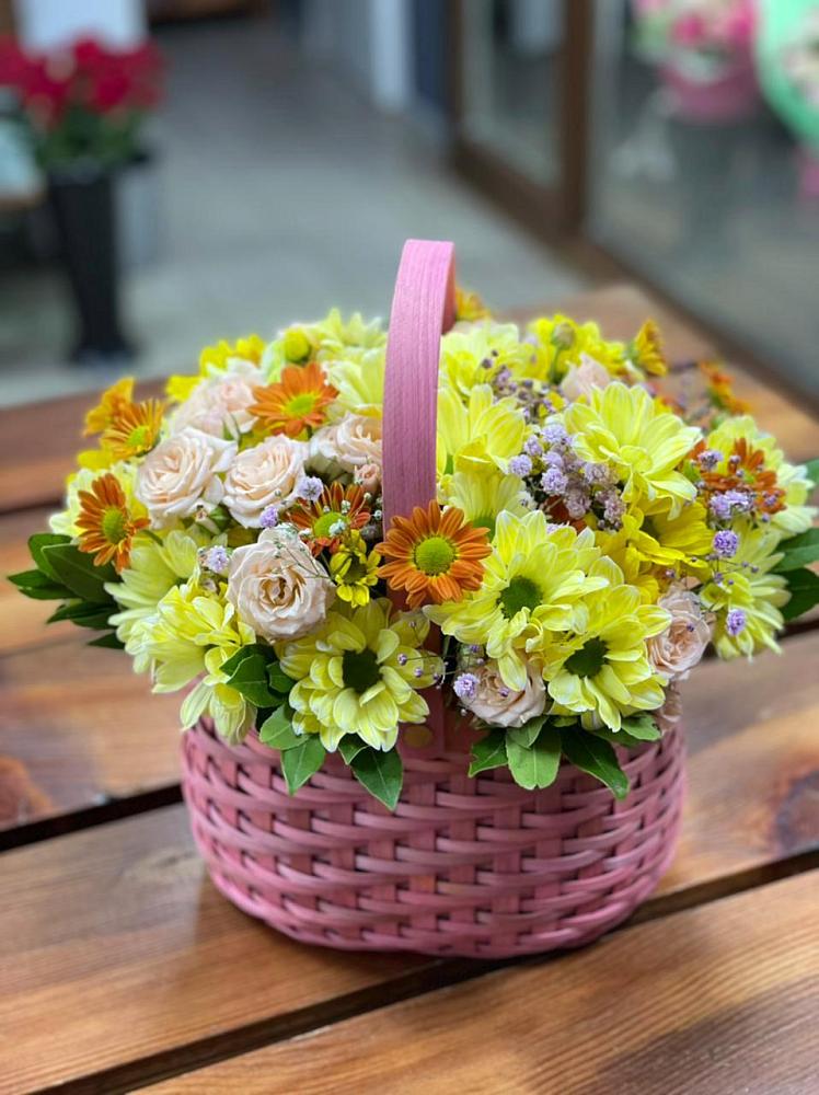 Цветочная композиция из Хризантемы и Розы в корзине в Бородинской
